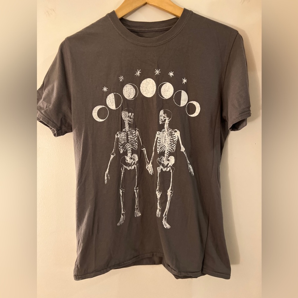 Hills & Valley Graphic Skeleton T-Shirt M GUC